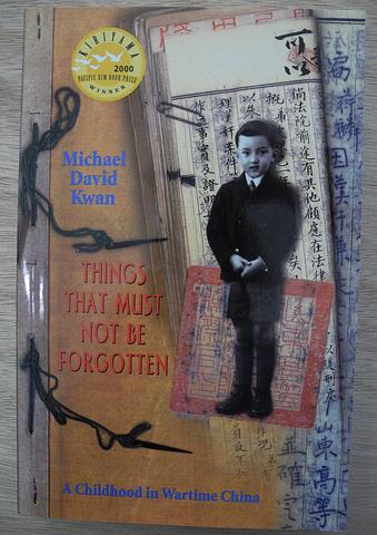 KWAN, Michael David - Things that must not be forgotten: a childhood in wartime China